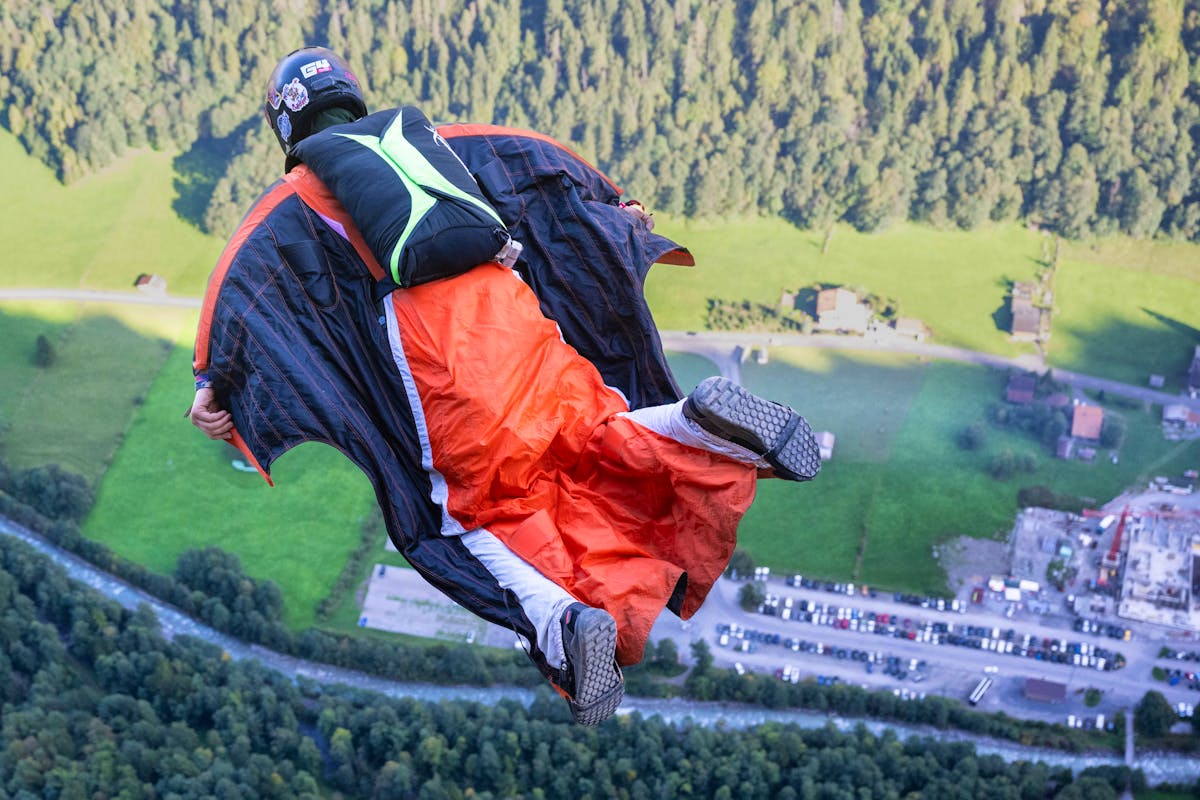 Base Jumping im Lauterbrunnental ist beliebt. Jedoch kommt es immer wieder zu Zwischenfällen mit der dortigen Air-Glaciers-Helibasis. Eine neue App soll das Problem lösen, doch noch klappt nicht alles.