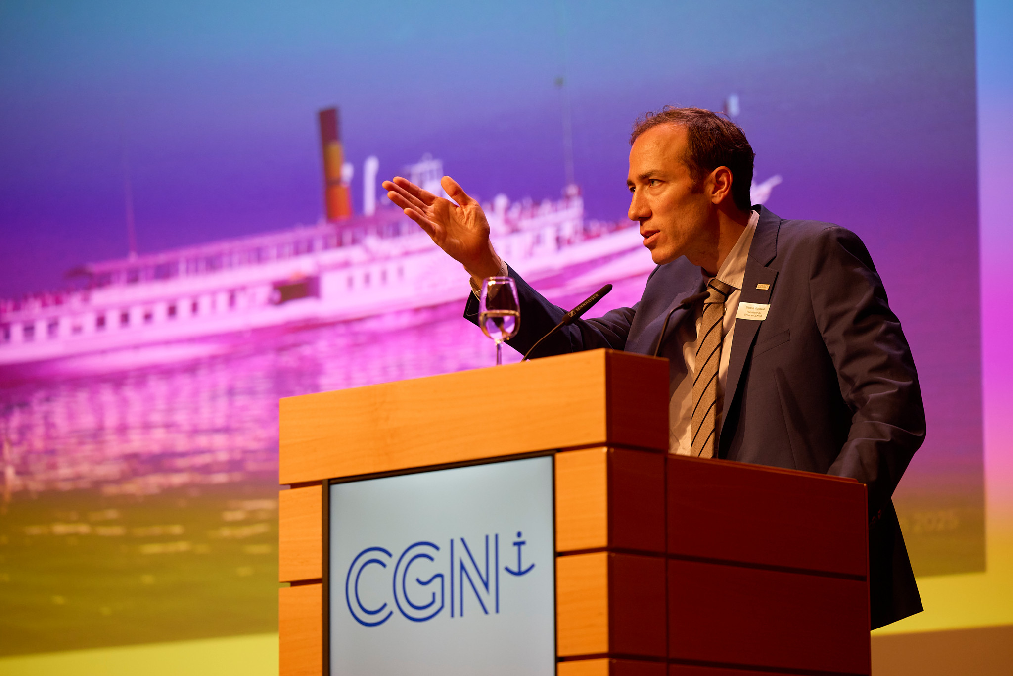Benoit Gaillard spricht auf der Generalversammlung der CGN SA in Lausanne vor einem Podium mit CGN-Logo.