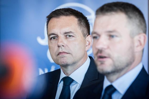 Peter Kažimír (l), pictured alongside Peter Pellegrini, who was then prime minister, on June 3, 2019. (NBS).