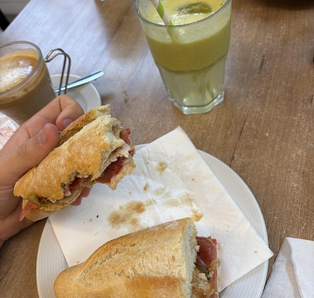 Un serranito, con sumo y cafe con leche. Con el papa