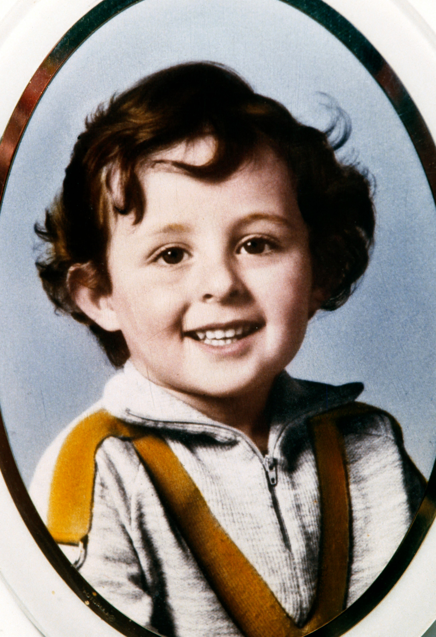 Portrait de Grégory Villemin, jeune enfant avec des cheveux bouclés souriant, photographié avant sa tragique disparition en 1984. Portrait de Grégory Villemin, jeune enfant avec des cheveux bouclés souriant, photographié avant sa tragique disparition en 1984.