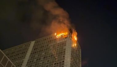 Napoli, incendio nella notte al Centro Direzionale: fiamme agli ultimi piani di un grattacielo