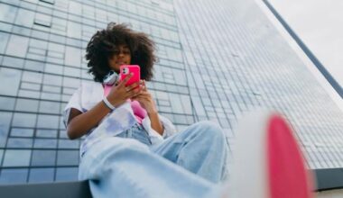 Il mondo parallelo degli influencer adolescenti su WhatsApp