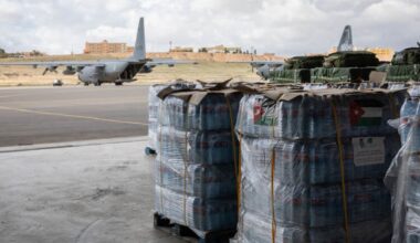 Nederland dropt eerste hulpgoederen boven Gaza: 14,5 ton aan levensmiddelen