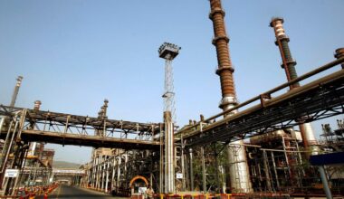 Indian refiners pause Russian oil purchases, sources say