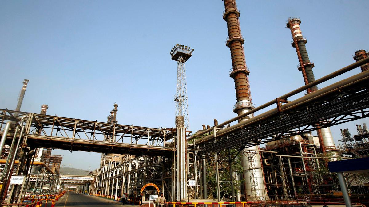 Indian refiners pause Russian oil purchases, sources say