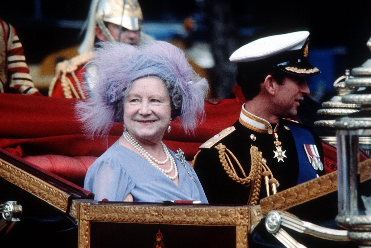 The Queen Mother and the Prince of Wales ride in a carriage to St. Paul