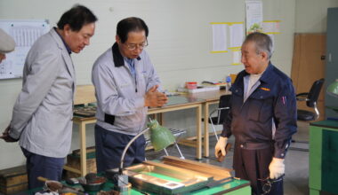 Choi Woo-gak, chairman of Daesung Hi-tech (center), is discussing technology with Reiziro Hasegawa (right), a Japanese precision processing engineer with more than 40 years of experience. Daesung Hi-tech