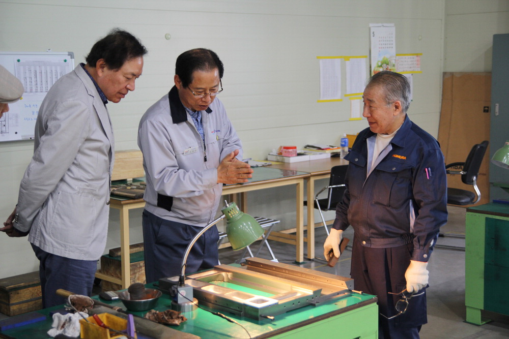 Choi Woo-gak, chairman of Daesung Hi-tech (center), is discussing technology with Reiziro Hasegawa (right), a Japanese precision processing engineer with more than 40 years of experience. Daesung Hi-tech