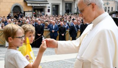 Praying for peace, pope encourages people to look to Mary with hope