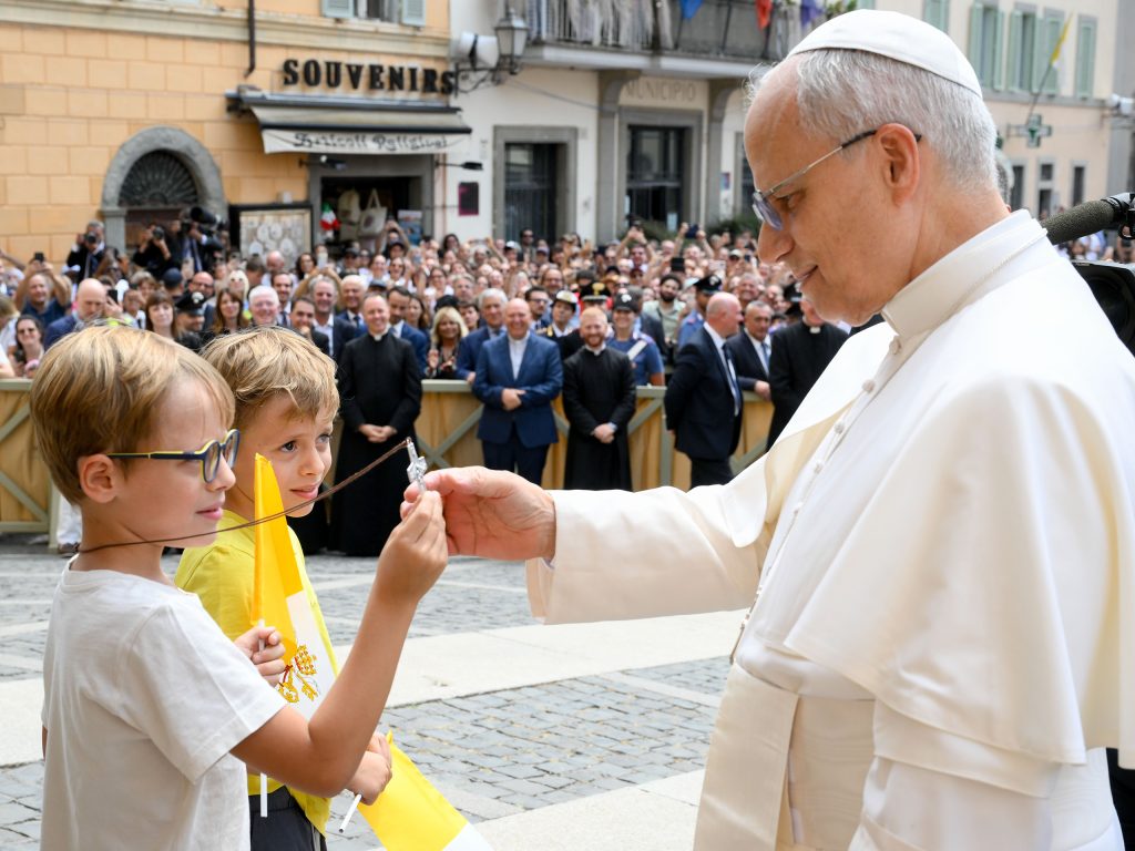 Praying for peace, pope encourages people to look to Mary with hope