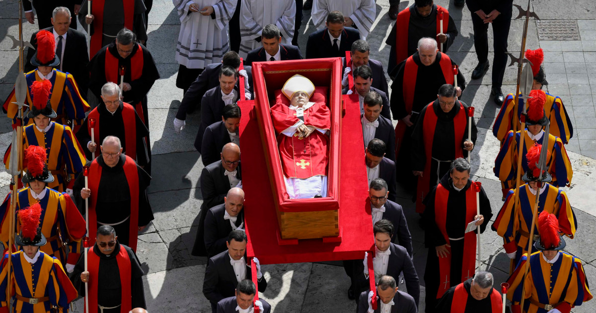 Procession brings Pope Francis to St. Peter's Basilica ahead of Vatican funeral
