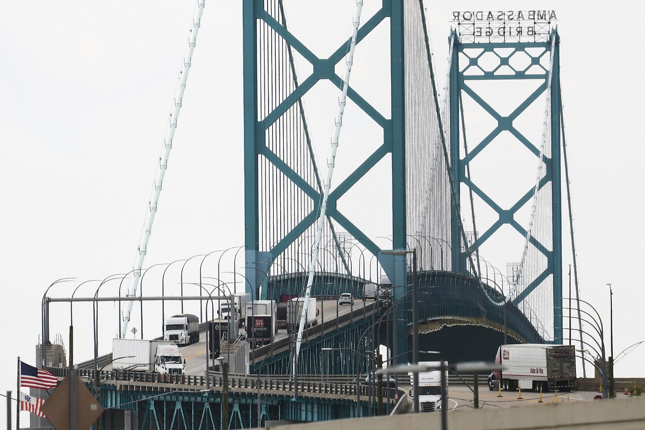 LKWs auf der Brücke von Ontario, Kanada nach Detroit, USA