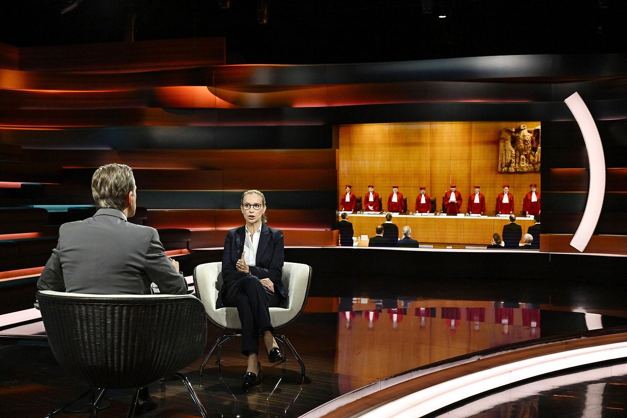 Markus Lanz mit  Frauke Brosius-Gersdorf im TV-Studio