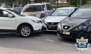 biały pojazd uszkodził zaparkowane auta