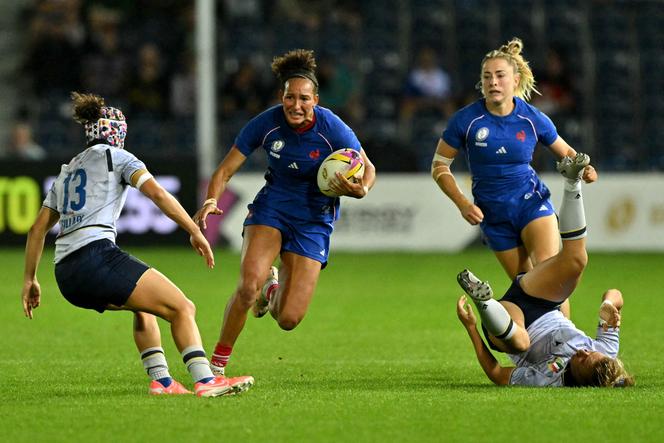 France's wing Kelly Arbey runs with the ball during the Women’s Rugby World Cup pool D match between France and Italy at Sandy Park in Exeter, southwest England, on August 23, 2025.
