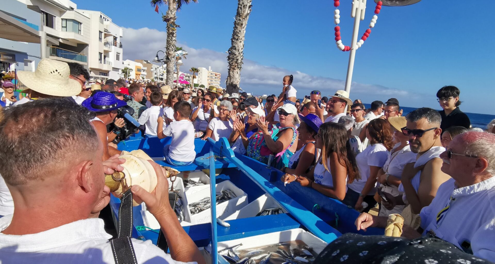 Miles de personas convierten La Vará del Pescao en un mar de tradición y fiesta popular.  -