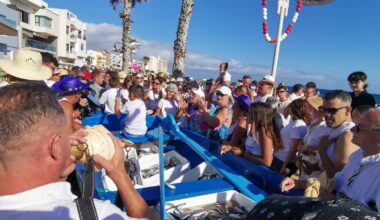 Miles de personas convierten La Vará del Pescao en un mar de tradición y fiesta popular.  -