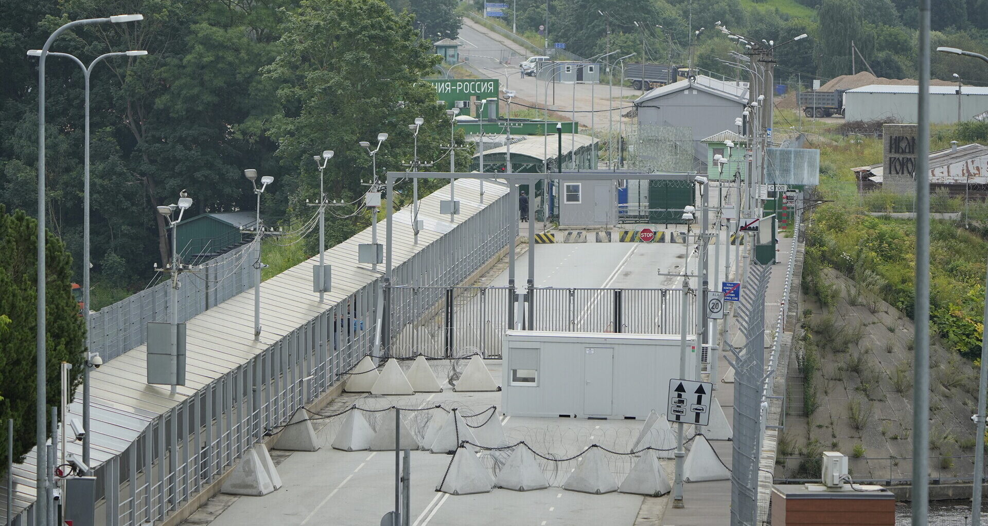 Estonia Builds Fortifications on Bridge Connecting Narva With Russian Ivangorod