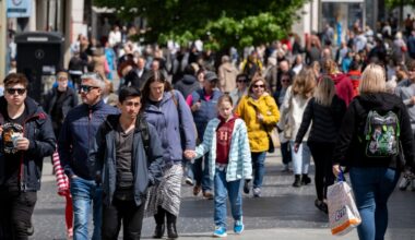 FTSE 100 falls on Trump and gloomy UK consumers