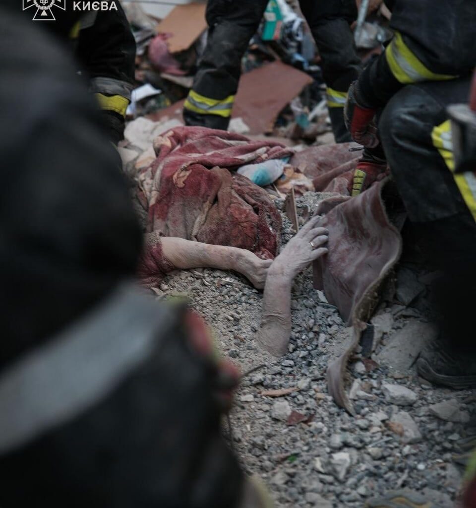 NSFW. Pictures of the recovery of bodies from the destroyed apartment in Svyatoshynskyi district of Kyiv. The entrance was struck by a Russian ballistic; officials report 28 people total were killed in the air attack with the youngest victims aged 3, 6, and 17.