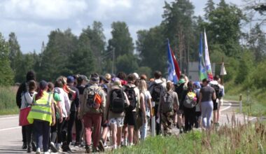 “Vieta, kur piedzīvot īstu Dievu.” Svētceļnieki no visas Latvijas mēro ceļu uz Aglonu