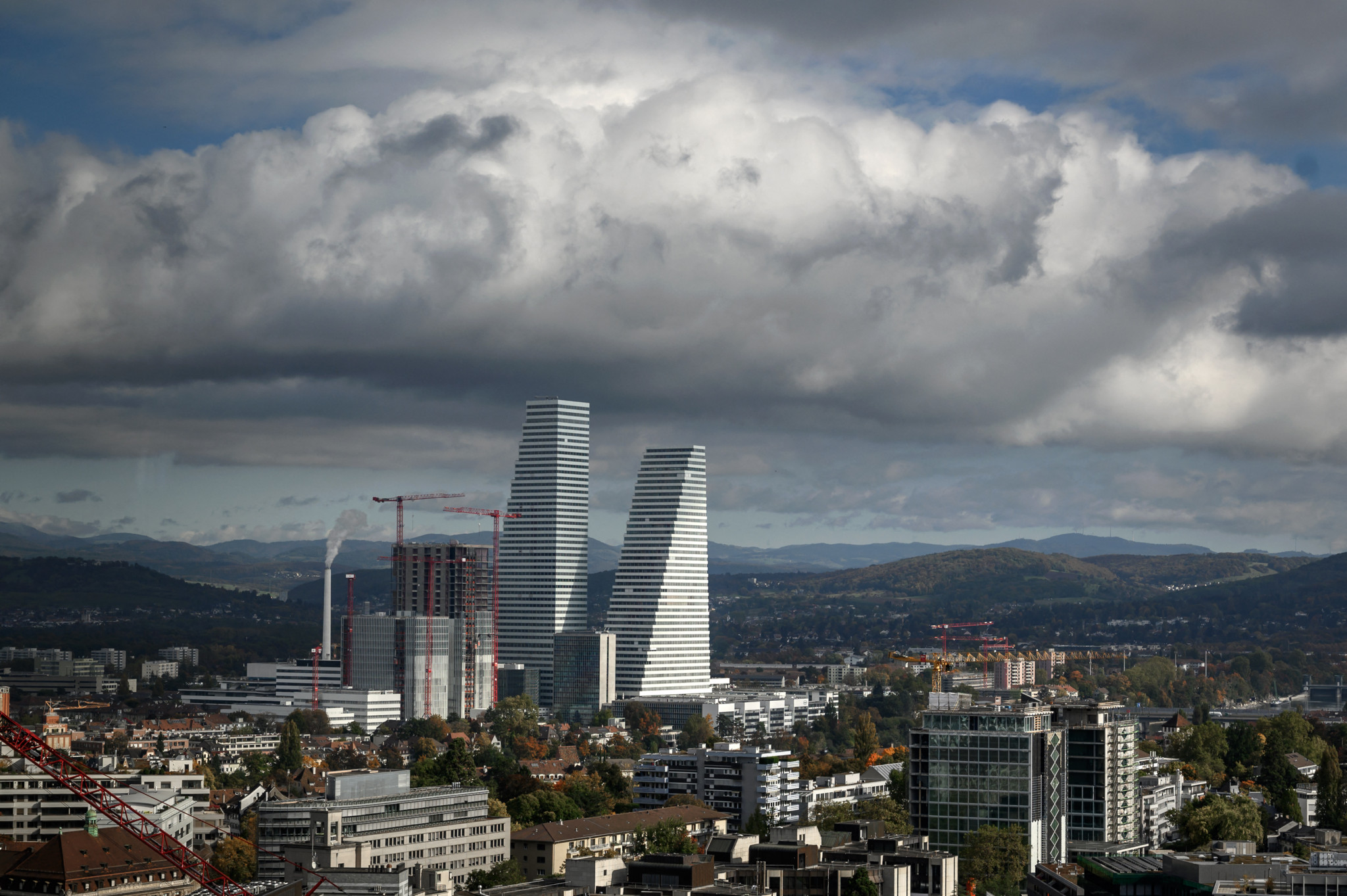 Vue des deux tours du siège de Roche à Bâle, prises le 22 octobre 2021, lors du 125e anniversaire de l’entreprise pharmaceutique suisse.