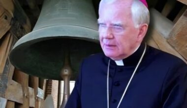 Jędraszewski chciał, żeby dzwon Zygmunta używany w czasie ważnych wydarzeń, zadzwonił w momencie zaprzysiężenia Nawrockiego vel Batyra. Potrzeba do tego 12 mężczyzn. Pierwszy raz w historii część dzwonników odmówiła po prostu nie przychodząc. Dzwon milczał.