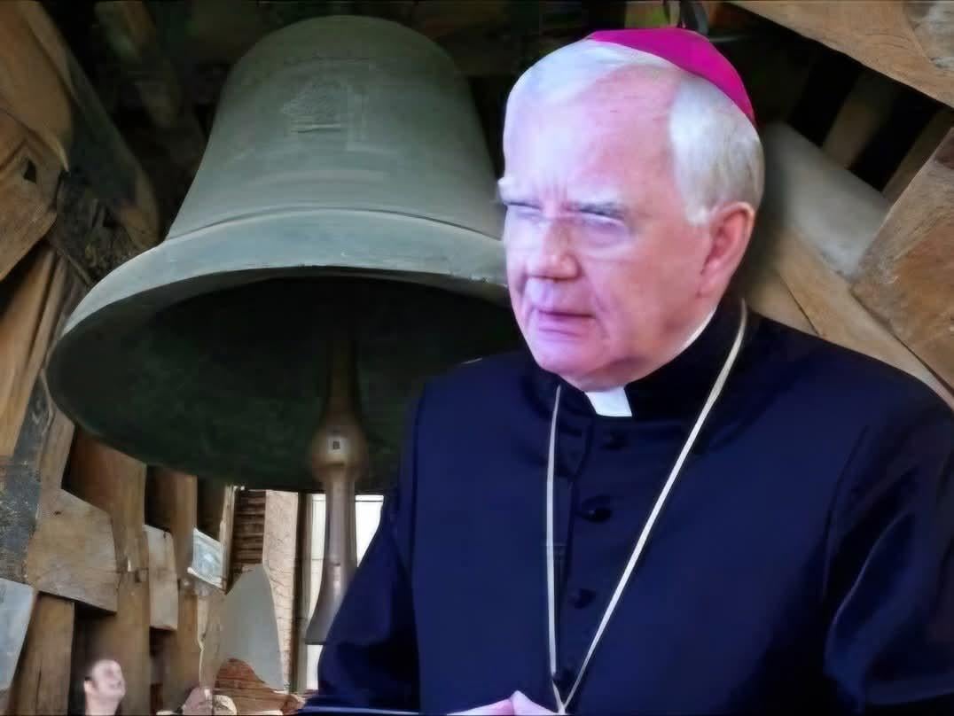 Jędraszewski chciał, żeby dzwon Zygmunta używany w czasie ważnych wydarzeń, zadzwonił w momencie zaprzysiężenia Nawrockiego vel Batyra. Potrzeba do tego 12 mężczyzn. Pierwszy raz w historii część dzwonników odmówiła po prostu nie przychodząc. Dzwon milczał.