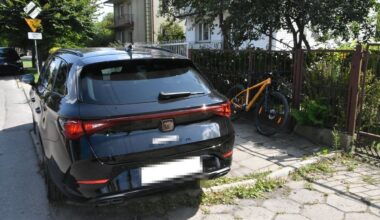 Zapatrzył się na znajomego, uderzył w zaparkowane auto - Aktualności