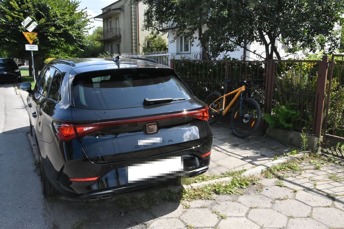 Zapatrzył się na znajomego, uderzył w zaparkowane auto - Aktualności