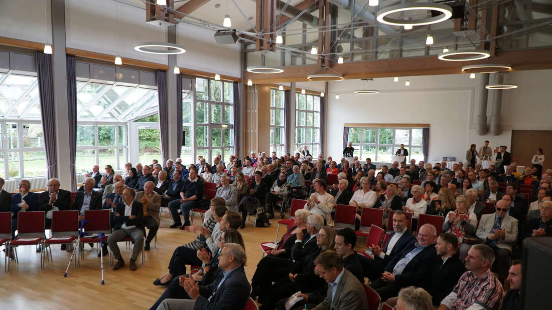 Das „KuBe“ (Kultur- und Begnungszentrum) in Schlüchtern ist offiziell eröffnet worden. Darin enthalten: Eine Kita, Bücherei, ein Büro, Seminarräume, eine Erlebniswelt und ein Outdoorspielplatz auf dem Dach. 