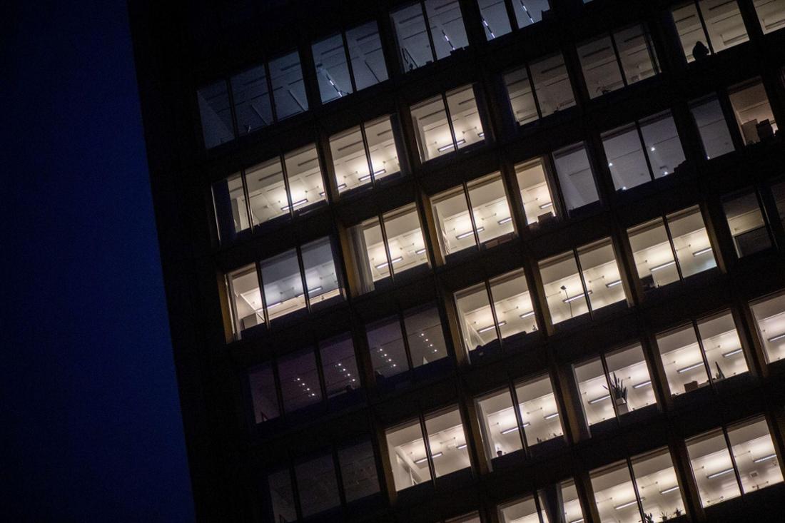 Licht brennt in zahlreichen Fenstern eines Bürogebäudes
