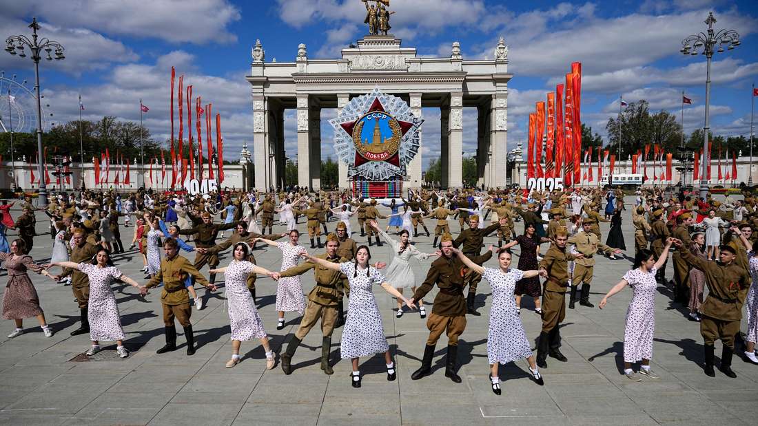 russische Studentinnen und Studenten, gekleidet in die Mode der 1950er und in sowjetischen Uniformen