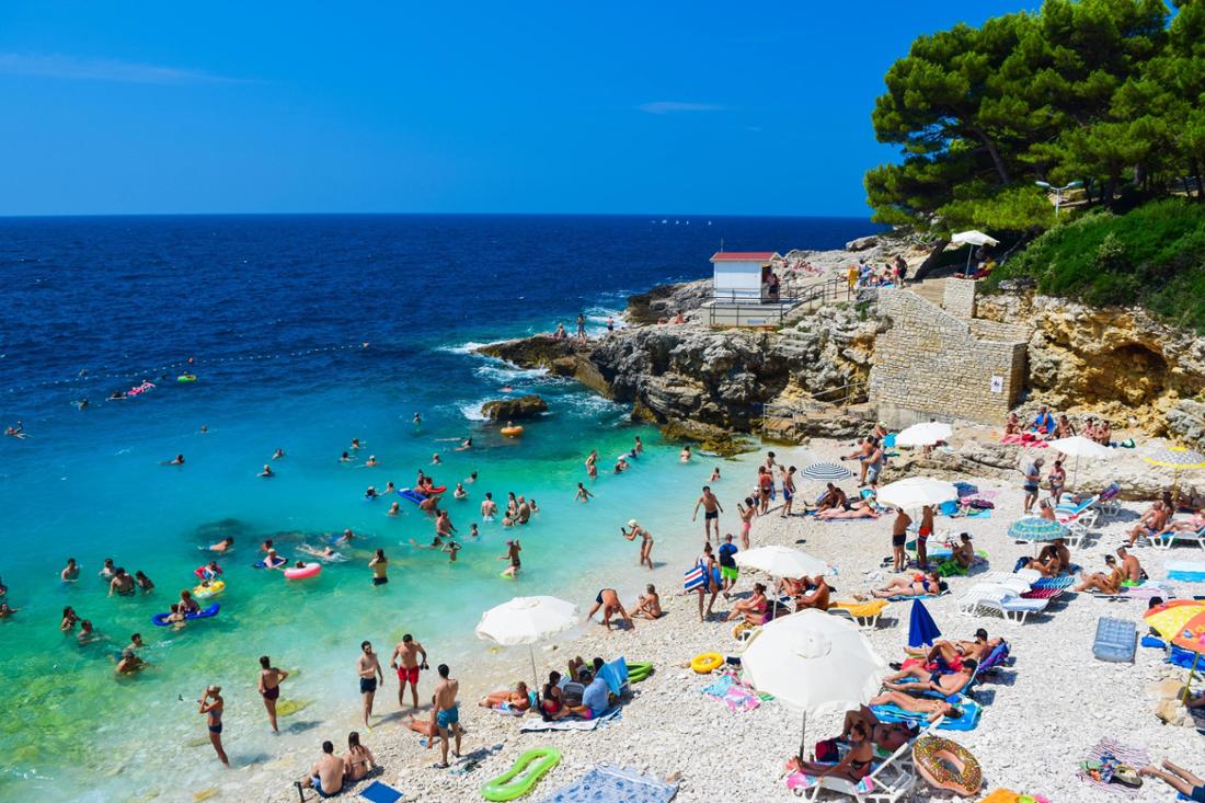 Beliebt bei Kroatien-Urlaubern: der Hawaii-Strand bei Pula.