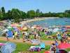 Heddesheimer Badesee mit zahlreichen Badegästen.