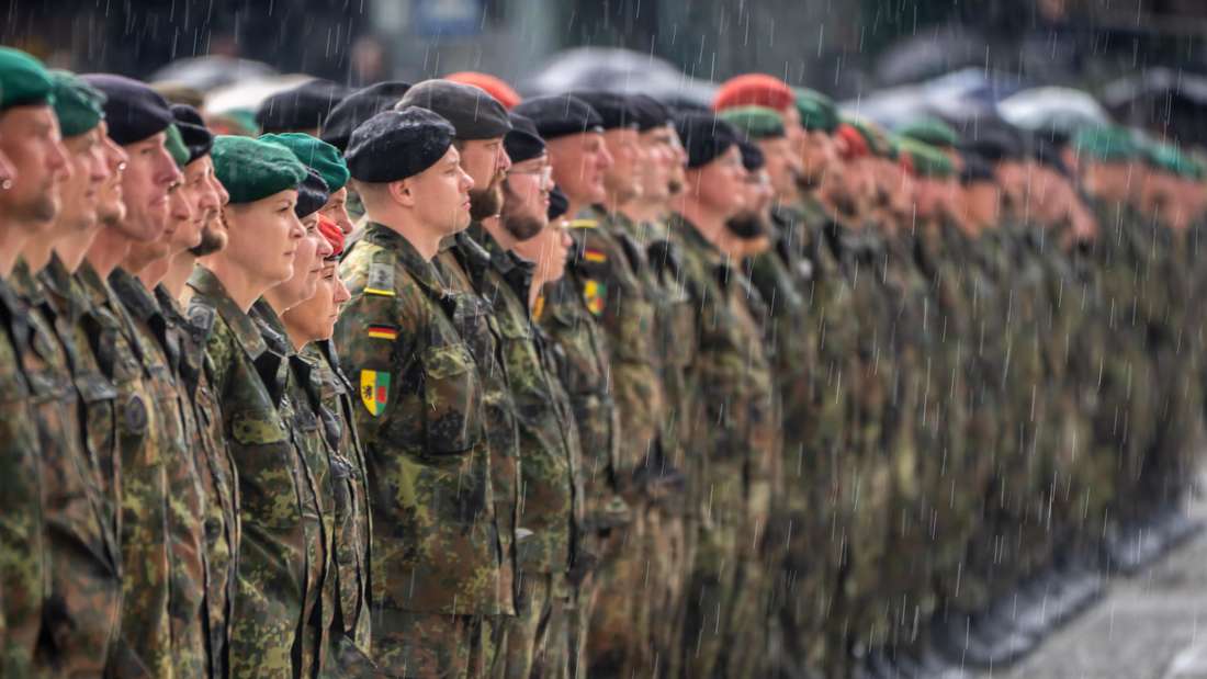 Bundeswehr-Soldaten stehen mit dem Patch der Litauen Brigade beim Aufstellungsappell der Panzerbrigade 45.