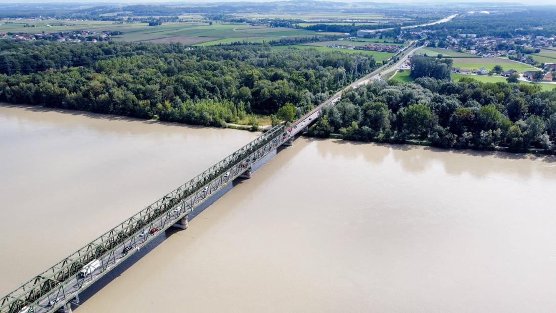 Donaubrücke Mauthausen in Österreich aus der Vogelperspektive.