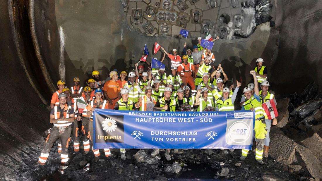 Die Mineure feiern den ersten Durchstich am Brennerbasistunnel in Österreich.