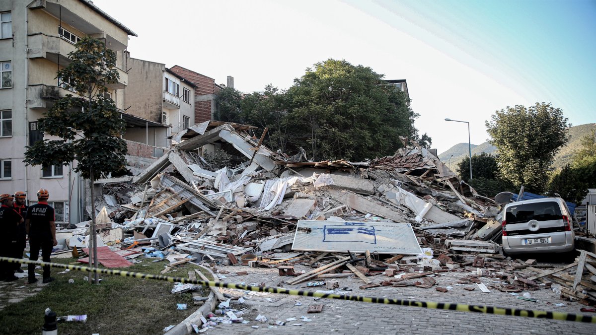 Rapid response teams mobilize in Türkiye’s Balıkesir after quake