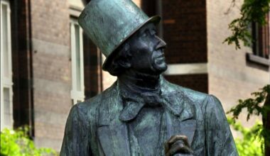 Kirker landet over markerer 150-året for H.C. Andersens død [kl 11.04 i Silkeborg, Holstebro, Odense, Svendborg, Marstal og København]