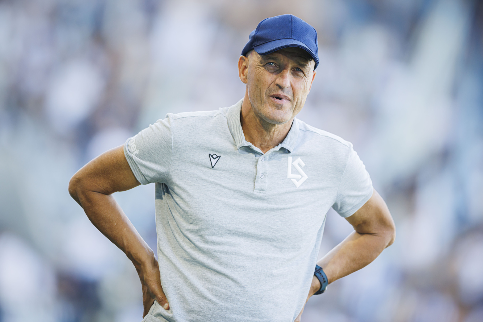 L’entraîneur Peter Zeidler du FC Lausanne-Sport réagit pendant le match contre le FC Zurich au Stade de la Tuilière, le 10 août 2025.