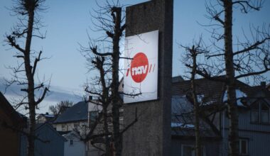 Et skilt på en stolpe