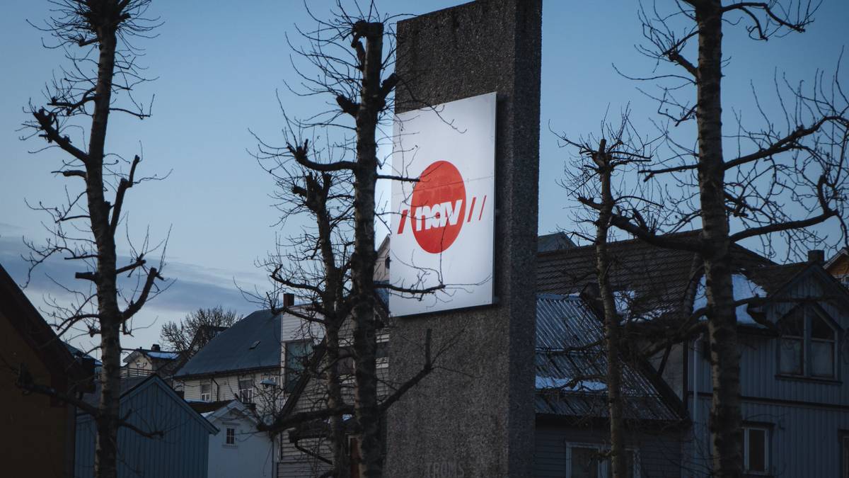 Et skilt på en stolpe