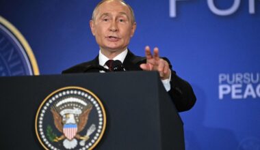 Putinas nesiliauja stebinęs – sąlygų taikai sąrašas vis ilgėja