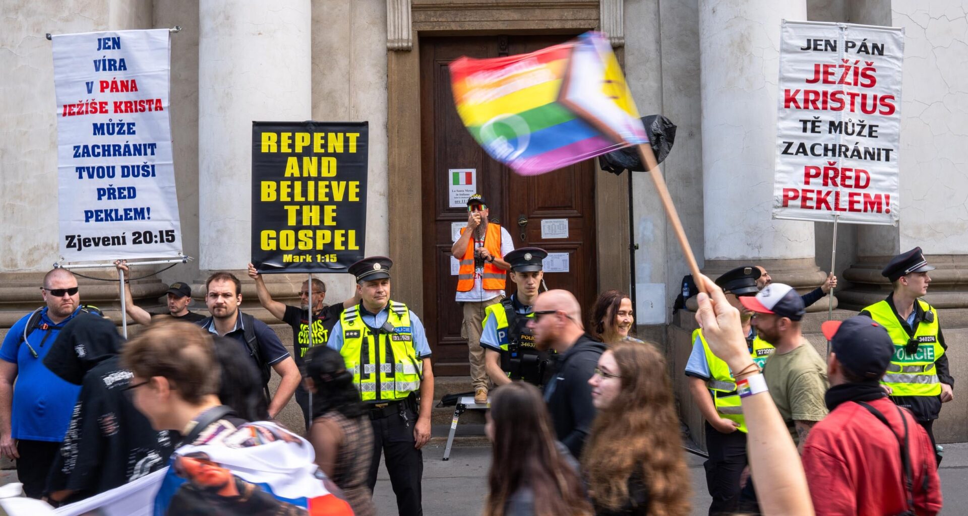 Katolibánští pomatenci na pride :) Byla jich jen hrstka, jen pro zasmání