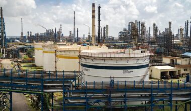 Oil Rises as Possible Rate Cut Outweighs Bearish Supply Outlook