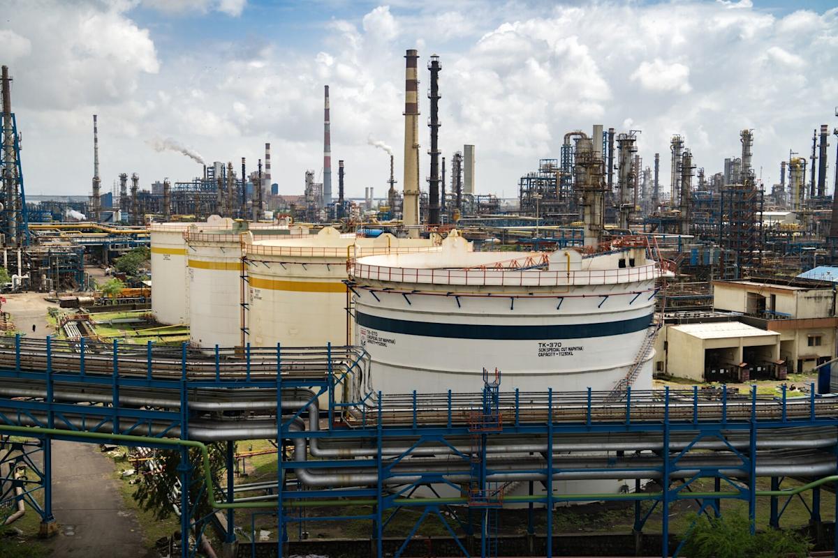 Oil Rises as Possible Rate Cut Outweighs Bearish Supply Outlook