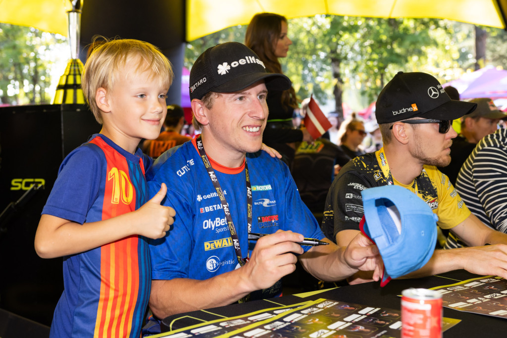 Lebedevs meeting a young fan in Riga. PHOTO: Marcin Karczewski
