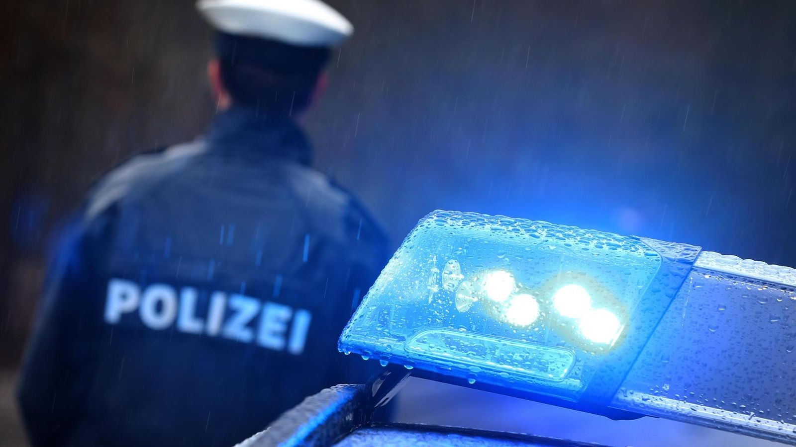 Mann von Polizeischüler geschlagen, getreten & rassistisch beleidigt